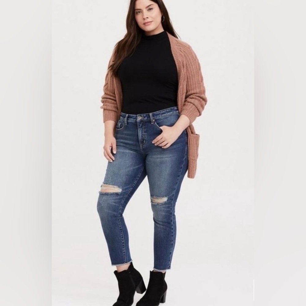 TORRID HIGH- RISE STRAIGHT DISTRESSED JEANS SZ 26R EVERYDAY CASUAL DATE NIGHT